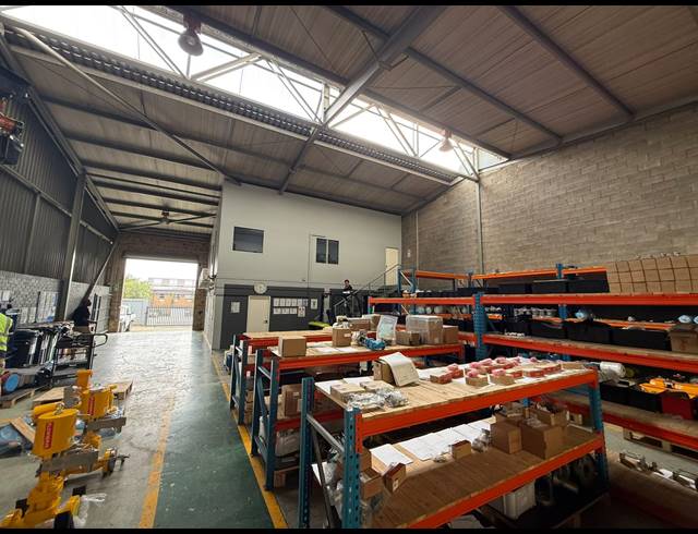 410M² WAREHOUSE TO LET IN SPARTAN